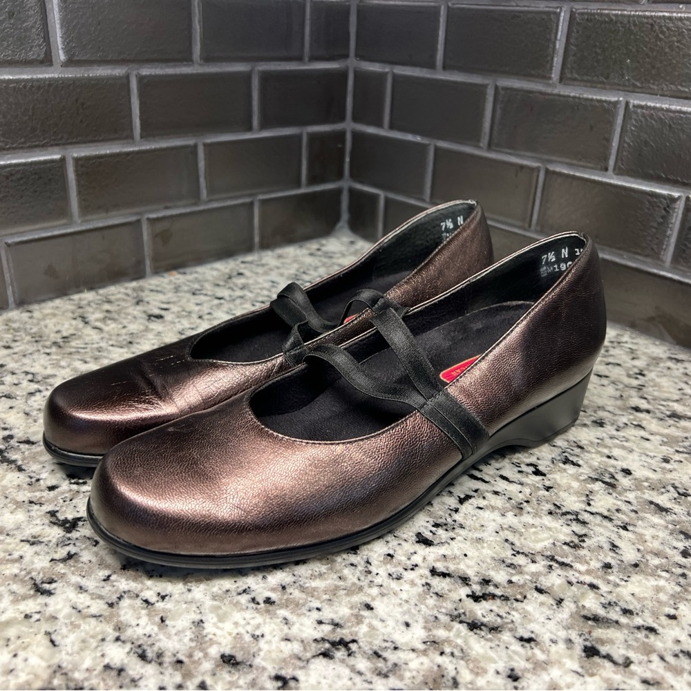 Munro women’s slip-on shoes, 7.5 N